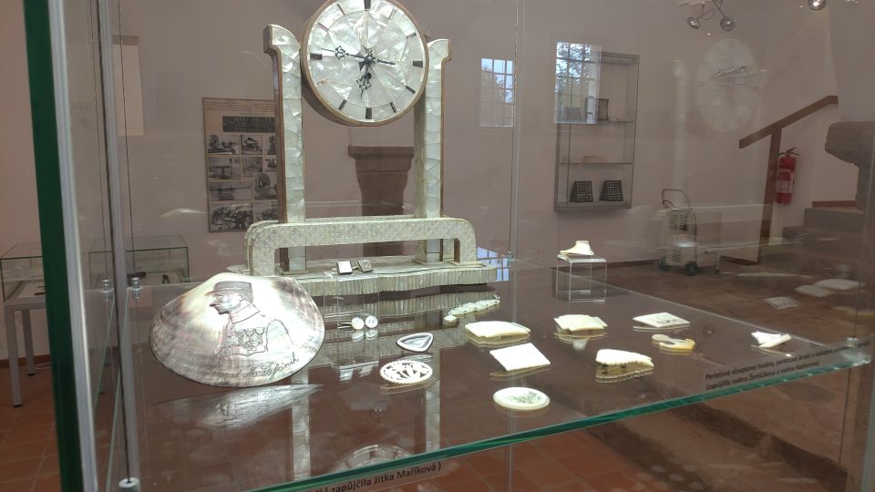 Perleťové hodiny byly svatebním darem. Do expozice je zapůjčila spoluautorka výstavy Marie Fronková