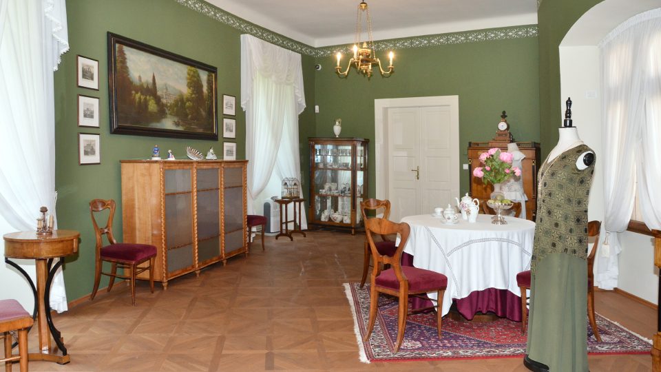 Salon ve stylu biedermeier v expozici věnované životu v letovisku