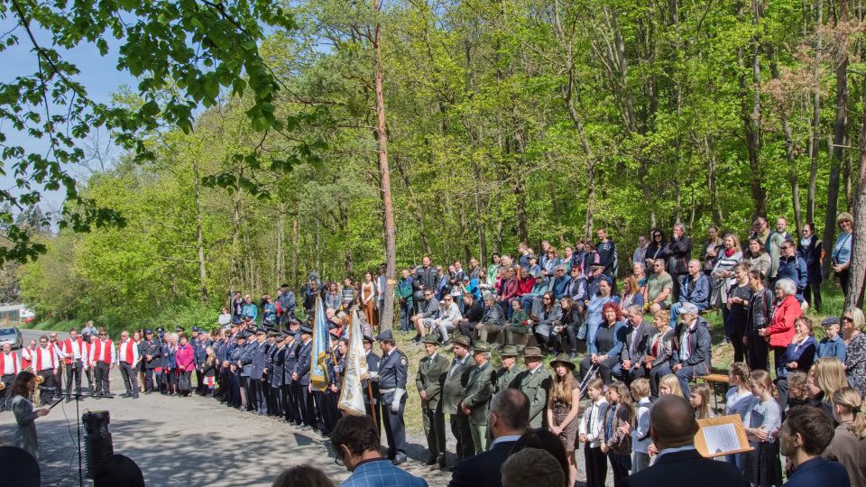Pietní akt 8. května 2023 u pomníku obětem 2. světové války, kterým každoročně vzpomínají v obci Hradištko na umučené vězně v pobočce koncentračního tábora Flossenbürg, která byla za války zřízena na území obce