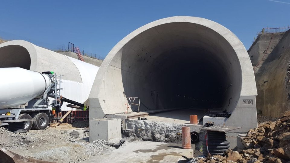 Nedaleko Plzně finišuje po pěti letech stavba dosud nejdelšího železničního tunelu v Česku. Vlaky mezi Rokycany a Plzní se v budoucnu na pár minut ztratí z povrchu a 4150 metrů pojedou pod vrchy Chlum a Homolka