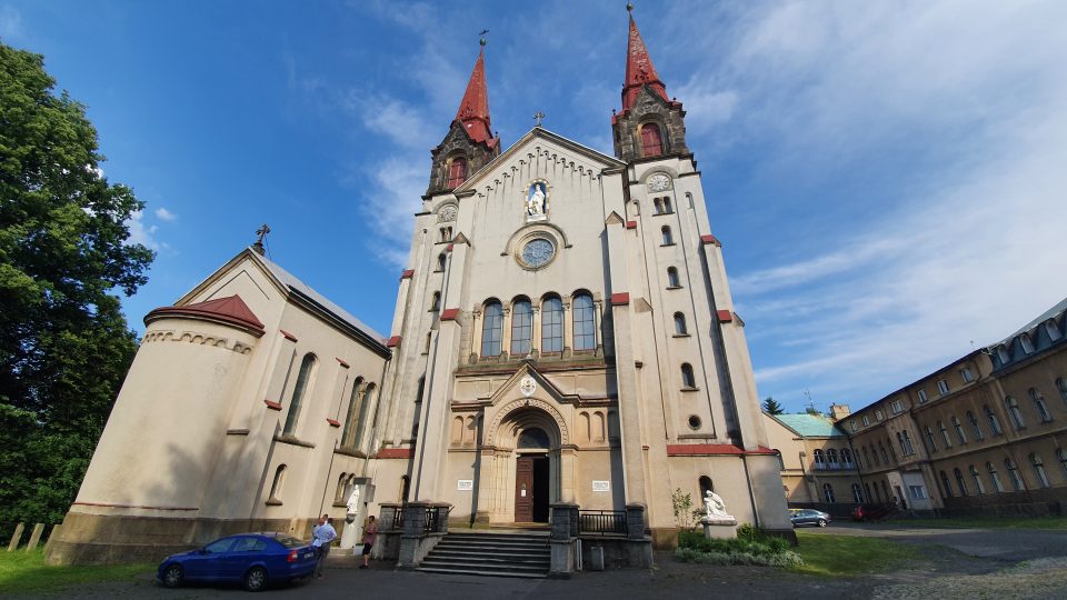 Novorománská bazilika Panny Marie Pomocnice křesťanů,  Filipov u Jiříkova