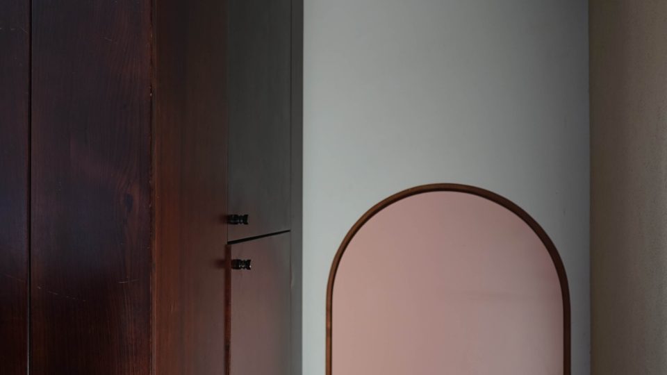 Interiér milánskoho bytu slavného italského sochaře Arnalda Pomodora, designér Ettore Sottsass Junior