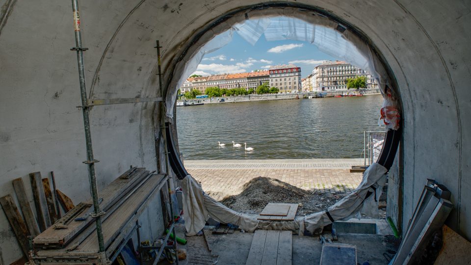 Náplavka na Rašínově nábřeží v Praze, rekonstrukce kobek