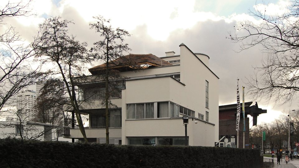 Zahradní průčelí vily Sonneveld, objekt na střeše je intervence mexického architekta Santiaga Borji s názvem A Mental Image – Blavatsky Observatory