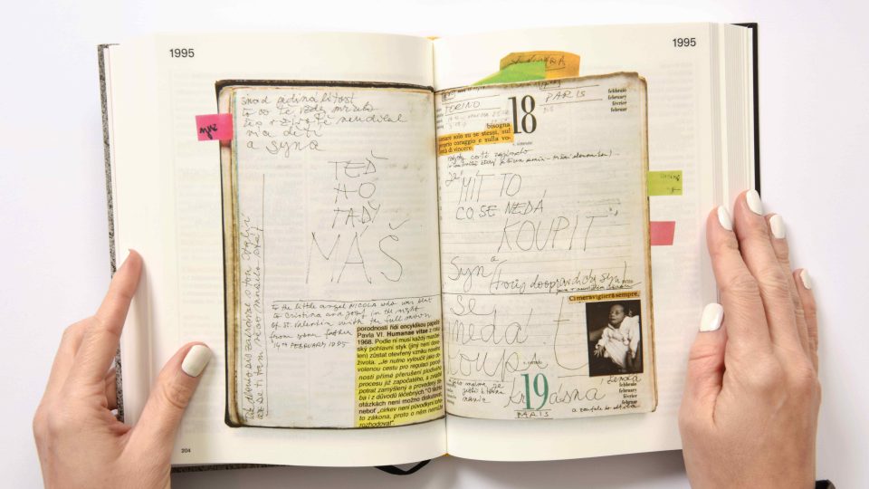 Josef Koudelka: Deníky. Kniha přináší výběr textů z 68 deníků, které si fotograf Josef Koudelka vedl v průběhu posledních 51 let