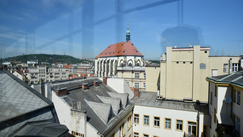 Výhled ze spojovacího schodiště mezi dvěma budovami, které tvoří dnešní hotel Juliš