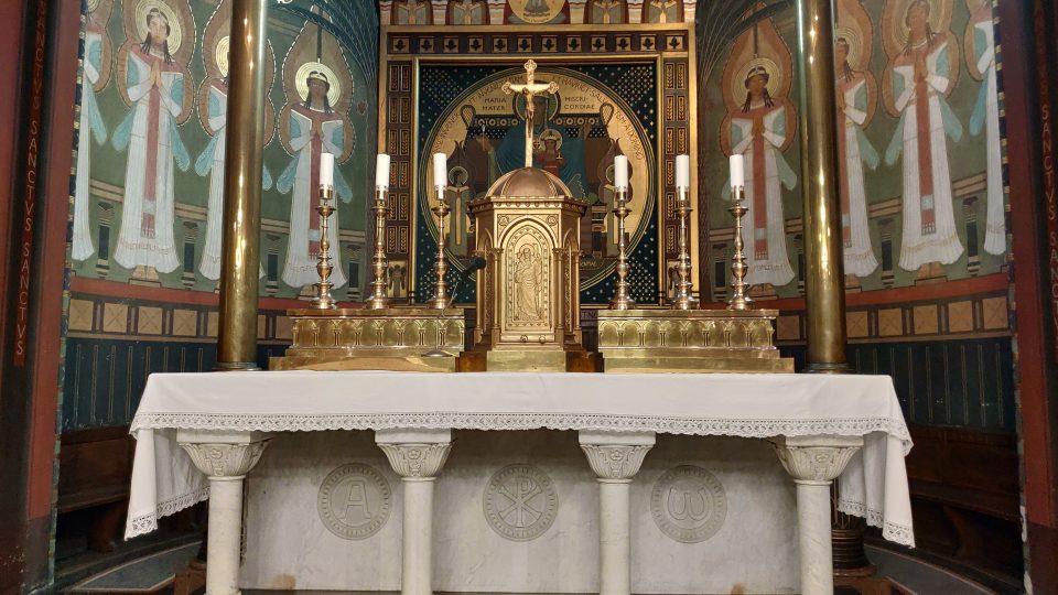 Hlavní oltář kostela. Osm andělů v apsidě malovaly sestry benediktinky v roce 1911 pod vedením D. Lenze