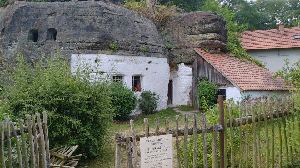 Většina skalních bytů na Kokořínsku jsou v soukromých rukou – bývají součástí zahrad. Lidé v nich mají vinárny nebo sklady