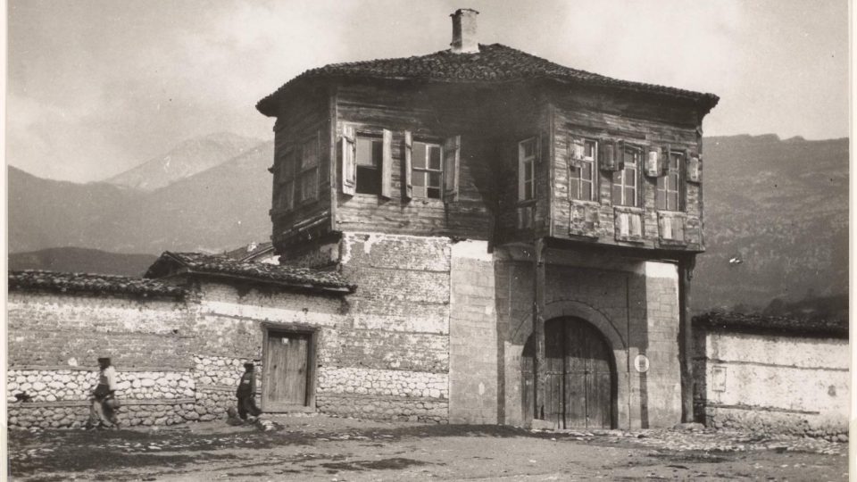 Lucia Moholy, Peć, Jugoslávie, 1932. Černobílá fotografie, 14,1 × 20 cm
