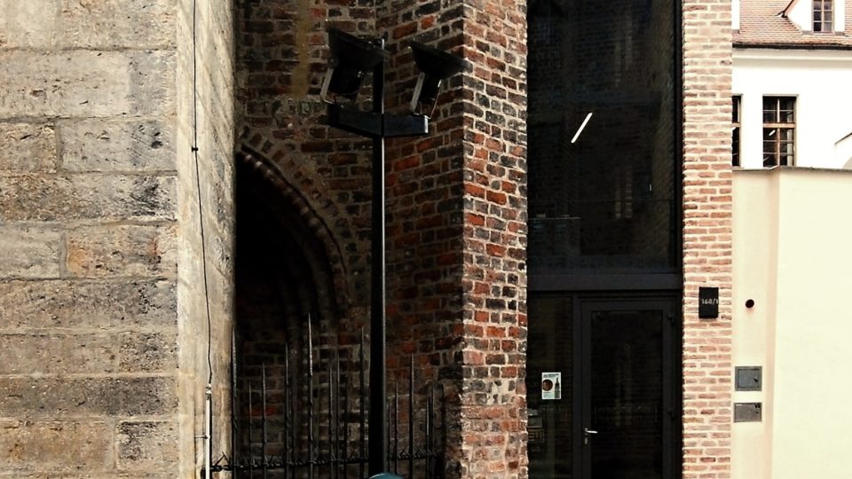 Bílá věž v Hradci Králové. Nový vstup ladí s fragmentem gotické kaple ze 14. století