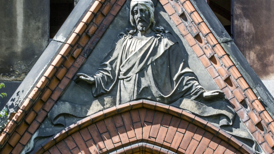 Evangelický mírový kostel ve Varnsdorfu, ve štítu Ježíš Kristus, sochař Robert E. Henz z Dražďan