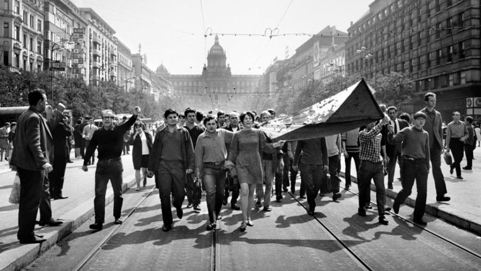 Čestné uznání získala Libuše Kyndrová za fotografii „Vlajka, Václavské náměstí“ .