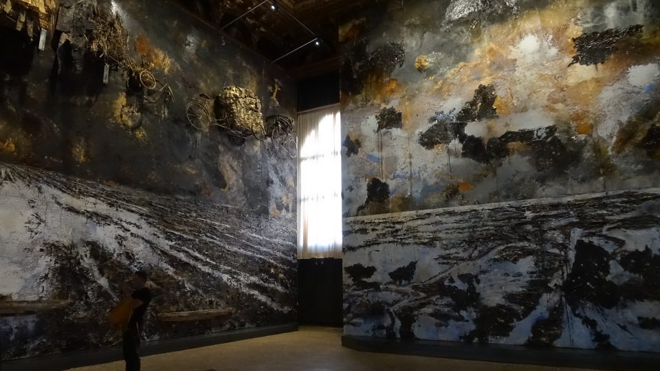 Anselm Kiefer, výstava Questi scritti, quando verranno bruciati, daranno finalmente un po’ di luce. Palazzo Ducale, Benátky