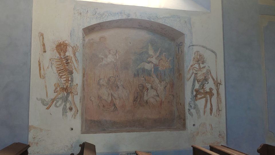 U zazděného jižního vstupu bývala malba dvou kostlivců, kteří doprovázeli mrtvé na onen svět