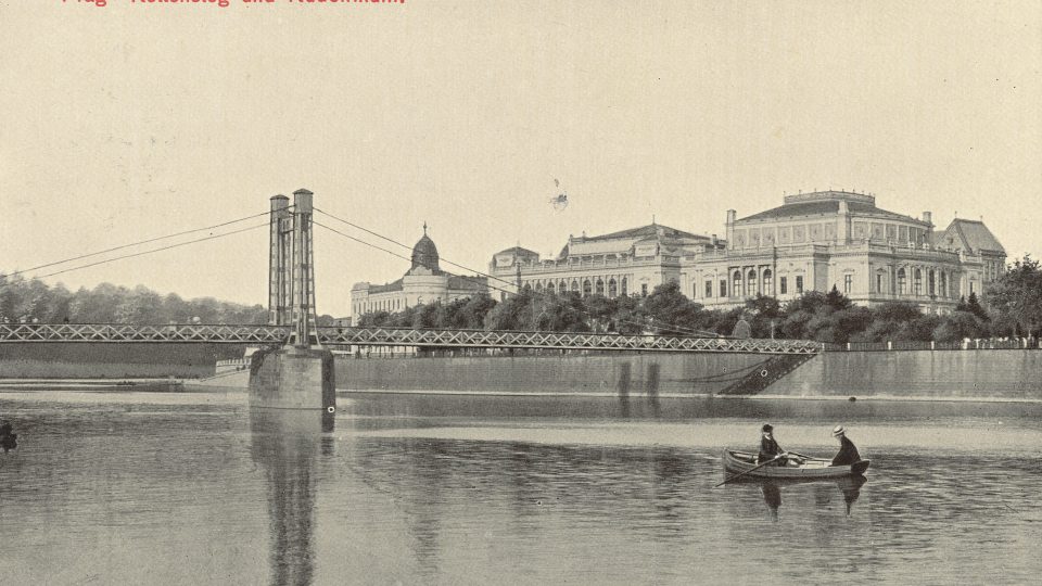 Rudolfinum, 1911, v pozadí budova dnešní Taneční konzervatoře Na Rejdišti