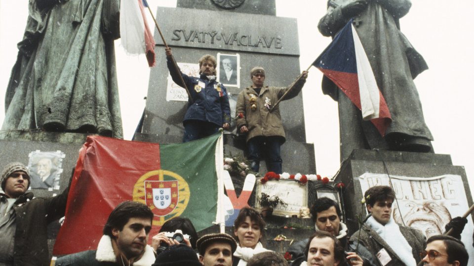4. Delegace mladých Portugalců na Václavském náměstí, 9. prosince 1989, ČTKnáměstí, 9. prosince 1989, ČTK.jpg