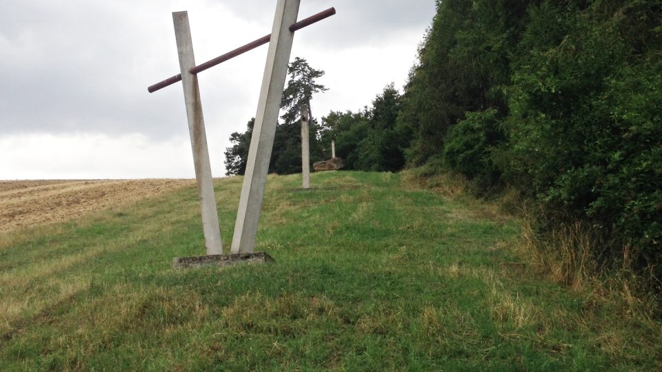 Křížová cesta sochaře Luboše Jarcovjáka v Bukovanech u Kyjova. Zastavení Ježíš umírá na kříží a Šimon Cyrhénský pomáhá nést kříž