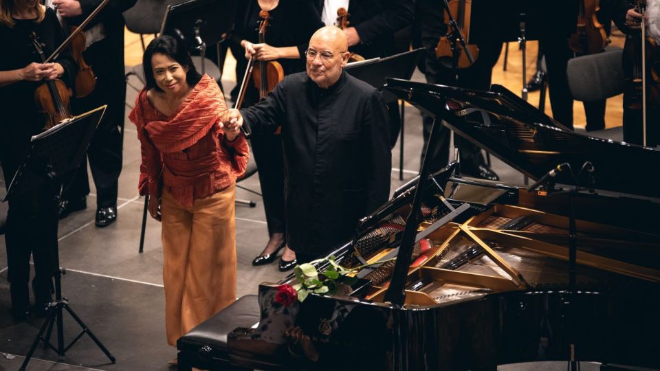 Šéfdirigent Dennis Russel Davies a pianistka a dirigentova manželka Maki Namekawe