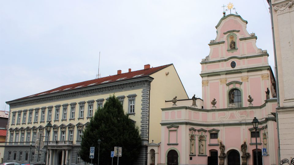 Sídlo slezské zemské vlády z roku 1874 (vlevo), dnes Slezská univerzita. Původní stav z 19. století. Vpravo kostel sv. Ducha
