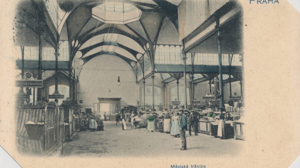 Interiér Staroměstské tržnice roku 1901. Svou první tržnici nechala vybudovat pražská obec mezi bloky domů v Rytířské a Ovocné ulici v letech 1894-1897