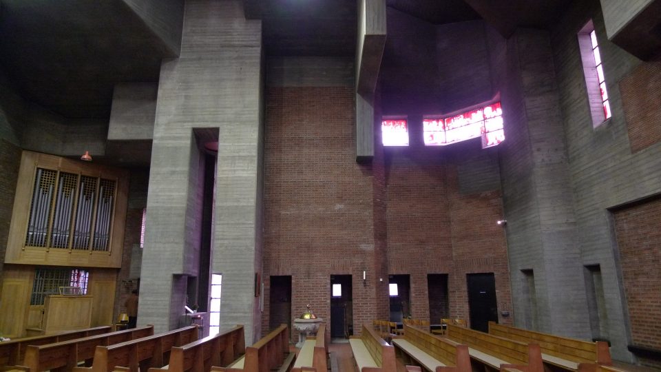 Kostel Vzkříšení krista, architekt Gottfried Böhm, realizace 1968–1970