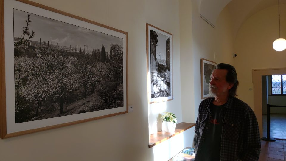 Na chodbě zámku si návštěvníci mohou prohlédnout velkoformátové fotografie Jiřího Hankeho. Je na nich staré Kladno