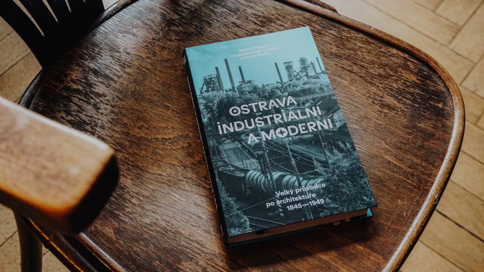 Přebal knihy Ostrava industriální a moderní Martina Strakoše