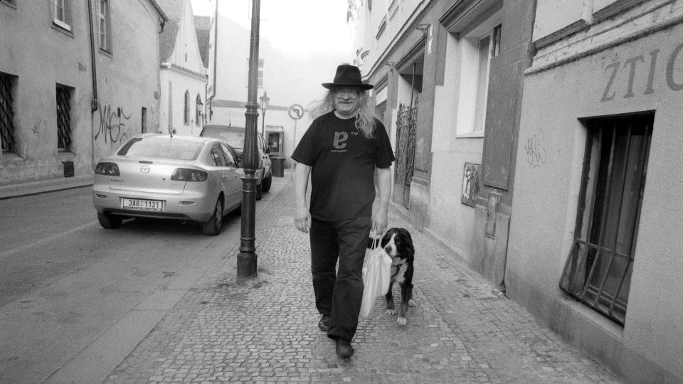 Ivan Martin Jirous kráčí Betlémskou ulicí, 2006