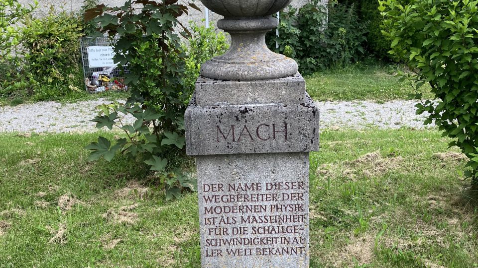 Hrob fyzika Ernsta Macha na Severním hřbitově