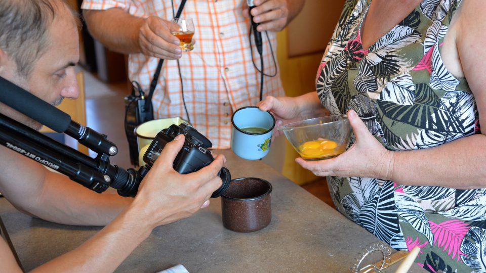 Tým Pochoutkového roku v čele s Patrikem Rozehnalem vyrazil natočit recept na ušatý koláč. Do soutěže jej přihlásila paní Zdeňka Chadtová