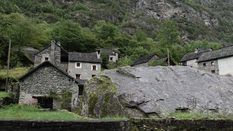 Švýcarské vesnice v údolí řeky Bavony