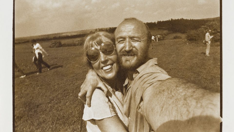 Bohdan Holomíček s Adrienou Šimotovou na vernisáži výstavy Mezi vrstvami v Radotíně, 1987