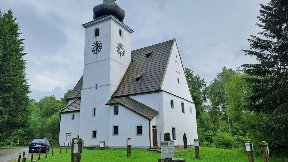 Kostel Narození Panny Marie v Cetvinách, jediný zrekonstruovaný a užívaný objekt v obci | foto: Zdeněk Zajíček, Český rozhlas Kostel Narození Panny Marie v Cetvinách, jediný zrekonstruovaný a užívaný objekt v obci