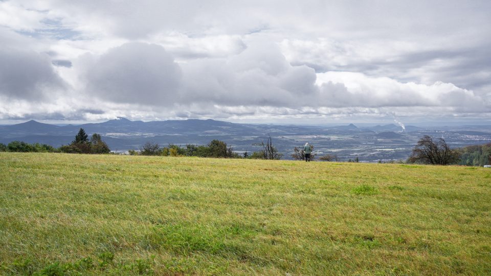 Pohled na České Středohoří z Nakléřovské výšiny, sjíždí se z Krušných hor, malíři přicházející z Německa byli pohledem nadšení