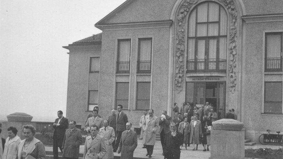 Pohled na delegaci odcházející z nově postaveného kulturního domu v Lidicích, dnes Lidická galerie