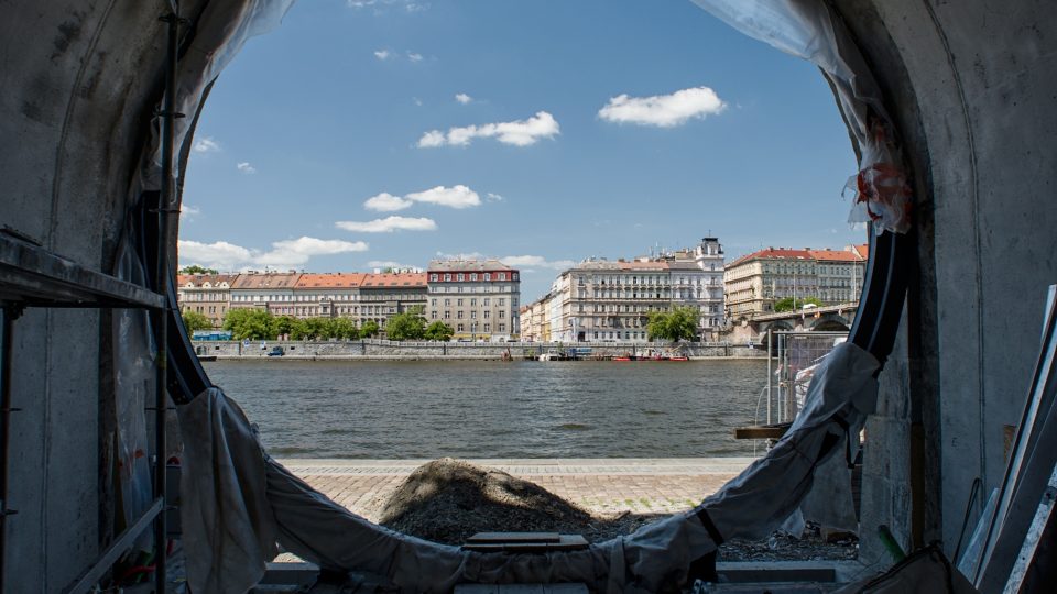 Náplavka na Rašínově nábřeží v Praze, rekonstrukce kobek