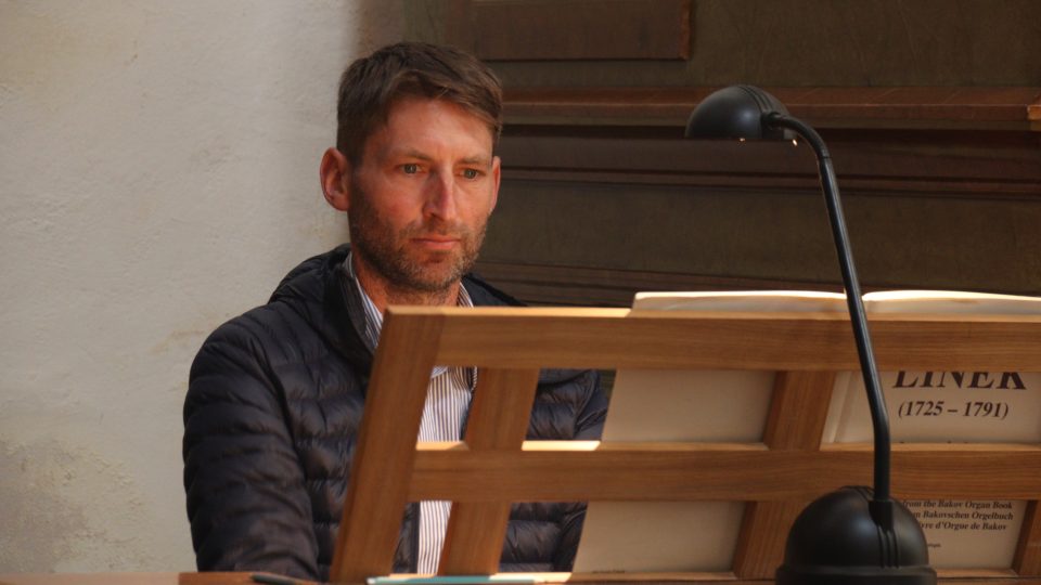 Průvodcem cyklu Krkonošské kostely a kostelíky byl i Radek Hanuš, vyprávěl a hrál na varhany