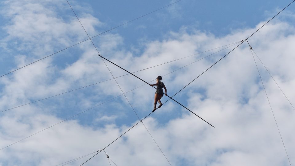 Tatiana-Mosio Bongongaová šla po 350 metrů dlouhém laně 