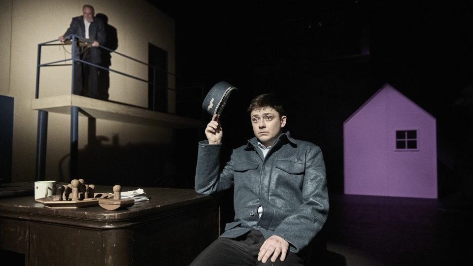 Igor Bareš, Teodor Dlugoš (Ostře sledované vlaky) | foto: Martin Špelda, Divadlo pod Palmovkou Igor Bareš, Teodor Dlugoš (Ostře sledované vlaky)