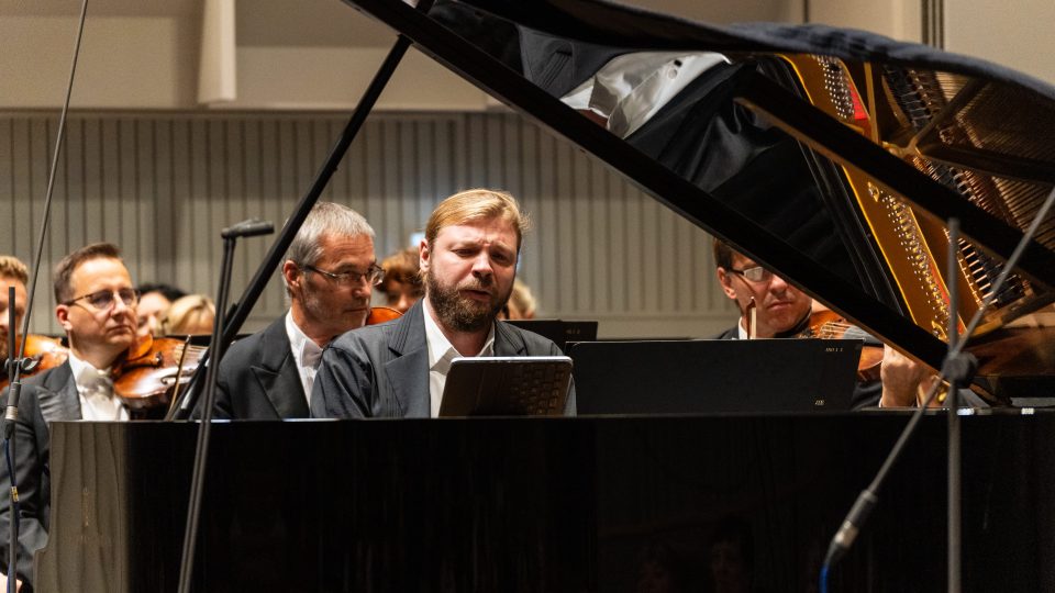 Zahajovací koncert Janáčkovy filharmonie s klavíristou Denisem Kozhukhinem, diriguje Lawrence Foster