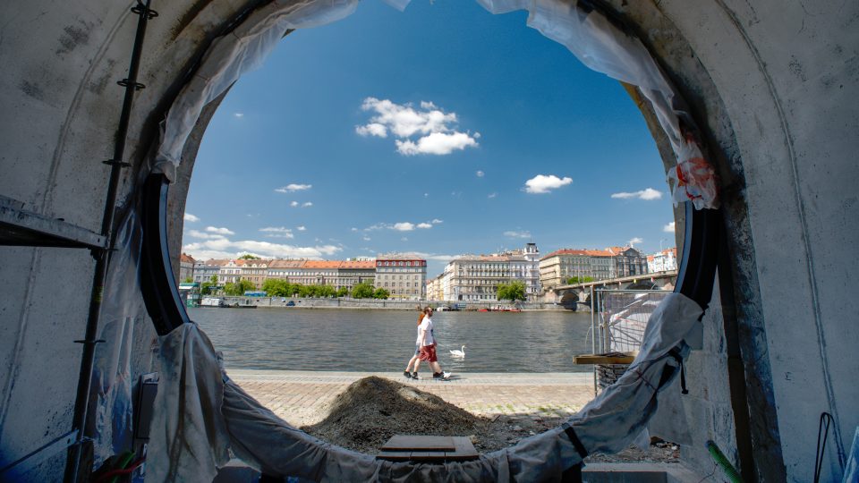 Náplavka na Rašínově nábřeží v Praze, rekonstrukce kobek