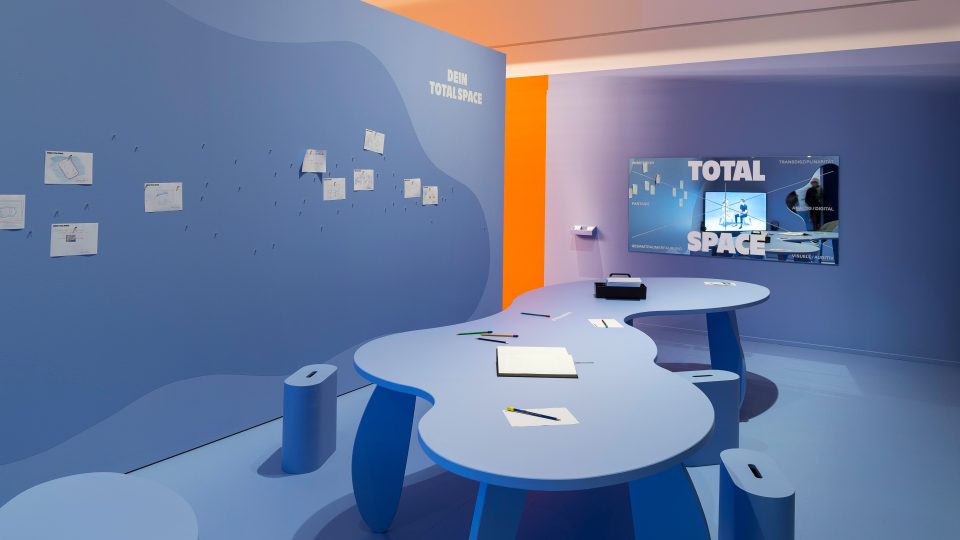 Výstava Total Space: Centrální část výstavy s rozvleněným pracovním stolem