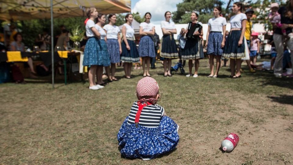 Festival HABROVKA | Dívčí folklórní soubor Lada před koncertem v kostele sv. Františka z Assisi