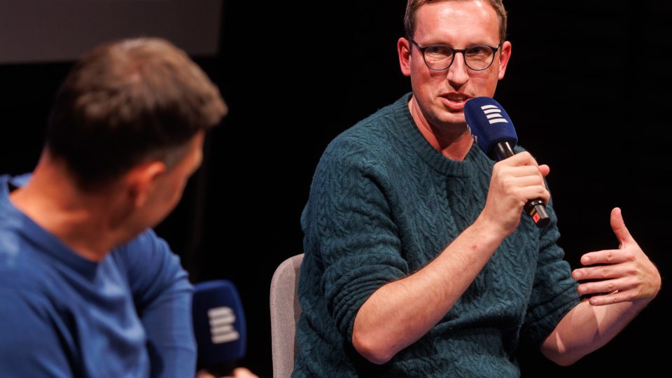 Debata o filmových kontroverzích na IDF Jihlava. Tomáš Koblížek a Saša Michailidis rozebírají filmy Velký vlastenecký výlet a Sbormistr | foto: Jiří Šeda Debata o filmových kontroverzích na IDF Jihlava. Tomáš Koblížek a Saša Michailidis rozebírají filmy Velký vlastenecký výlet a Sbormistr
