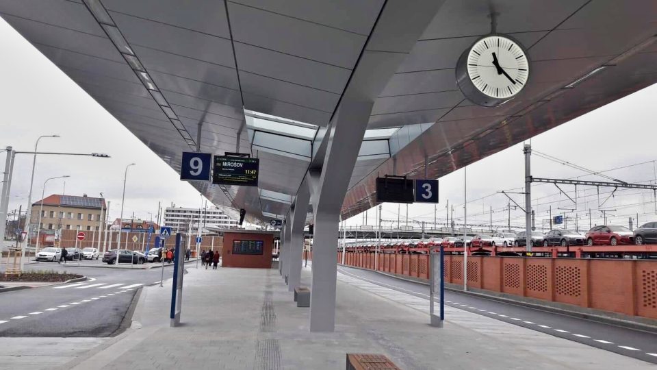 Nový autobusový terminál se v Šumavské ulici v Plzni. Stavba zkrátí vzdálenost mezi přestupem z autobusu na vlak z dosavadních 3,5 kilometru na desítky metrů