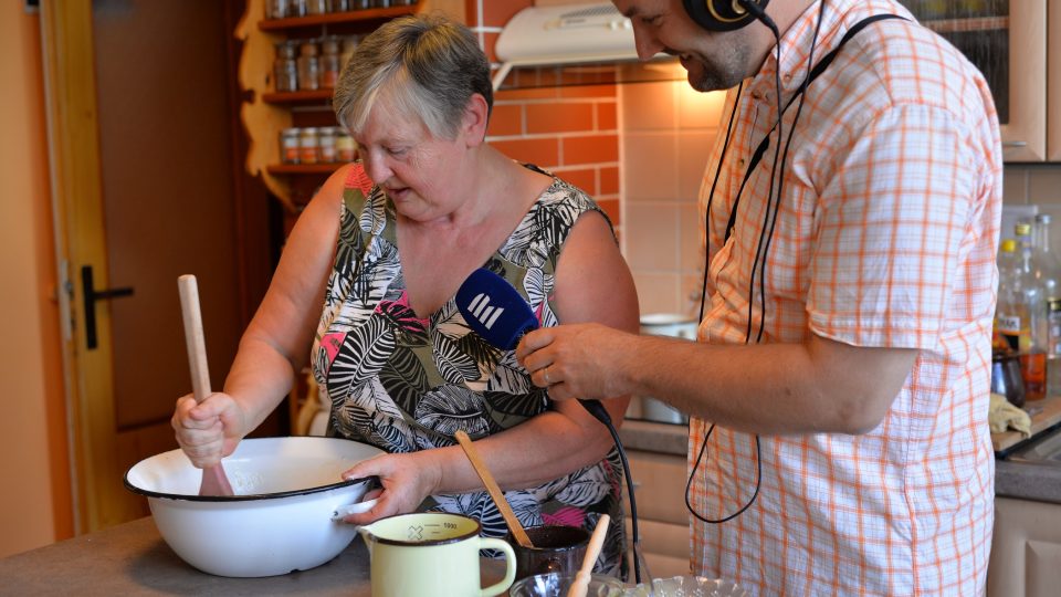 Tým Pochoutkového roku v čele s Patrikem Rozehnalem vyrazil natočit recept na ušatý koláč. Do soutěže jej přihlásila paní Zdeňka Chadtová