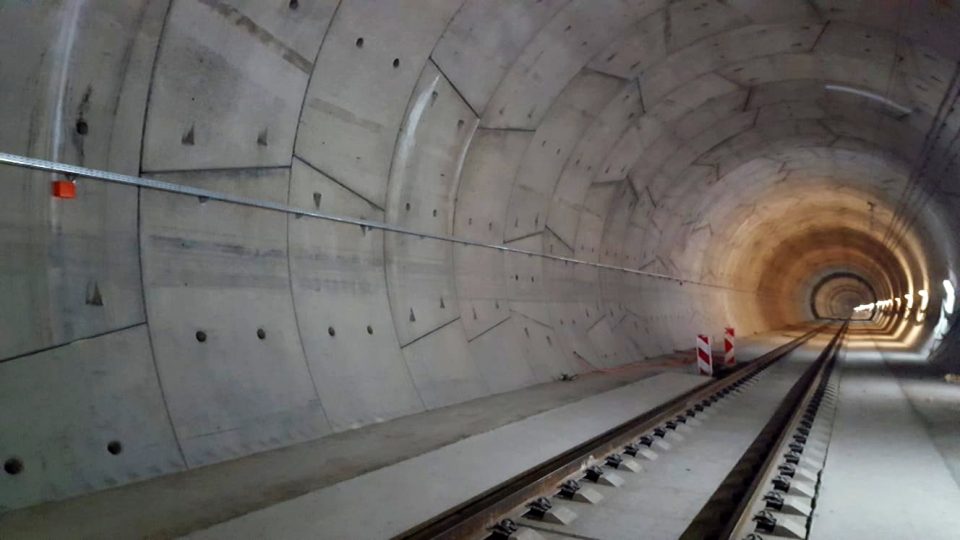 Nedaleko Plzně finišuje po pěti letech stavba dosud nejdelšího železničního tunelu v Česku. Vlaky mezi Rokycany a Plzní se v budoucnu na pár minut ztratí z povrchu a 4150 metrů pojedou pod vrchy Chlum a Homolka