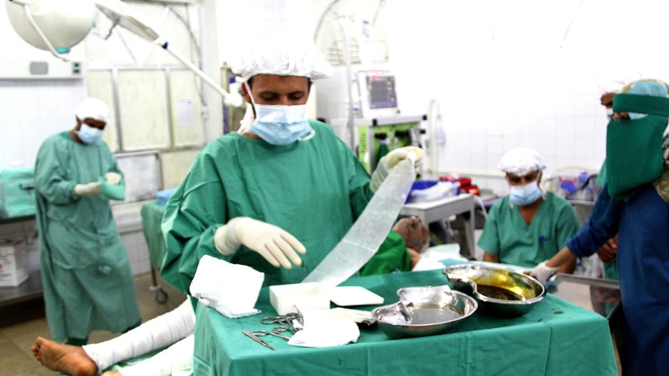 Český chirurg ve válkou zmítané zemi. Fotografie z mise Tomáše Šebka v Jemenu
