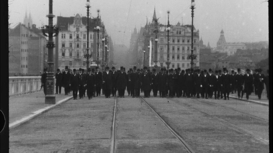 Slavnostní otevření Čechova mostu, negativ fotografie Jana Kříženeckého