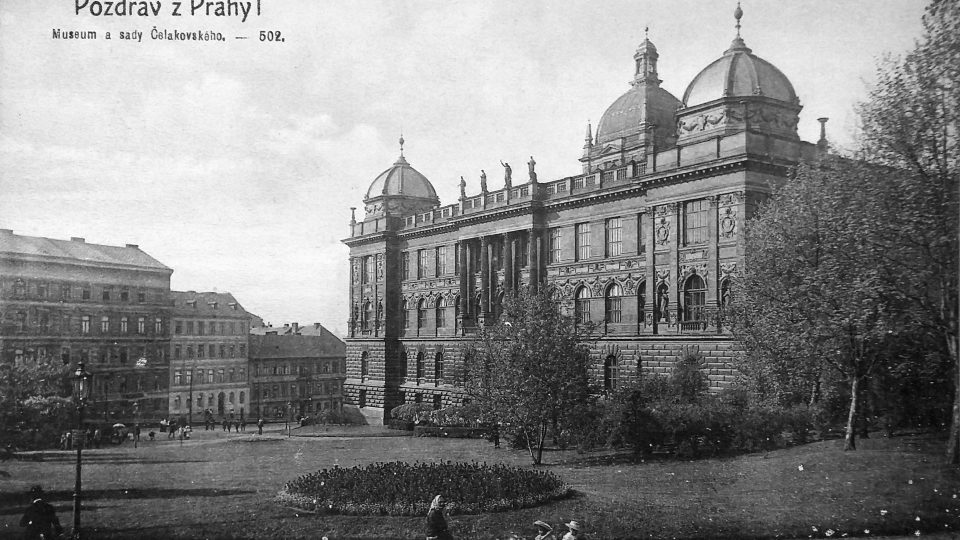 Pohled na Čelakovského sady a jižní fasádu Historické budovy Národního muzea, 1908
